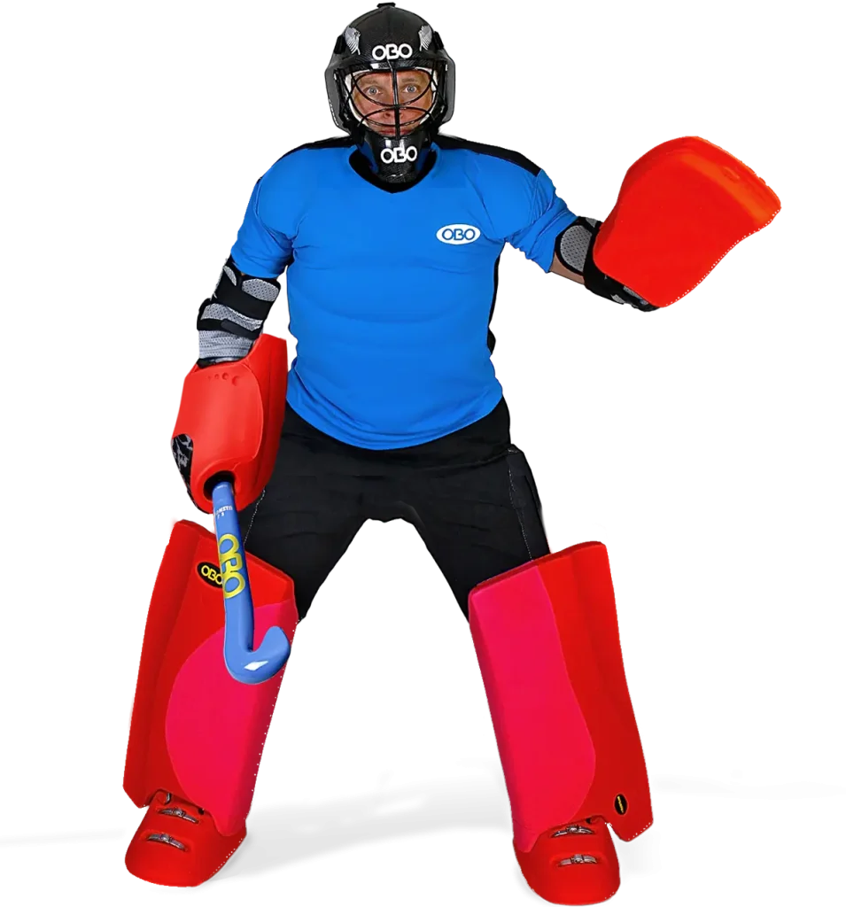 Arquero con casco negro, protección de pecho celeste, guantes y canilleras rojas.